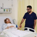 “Adiós cuchillos, venga robotito”: Alejandra, la primera paciente operada del apéndice por un robot en el O’Horán, sin pagar un peso